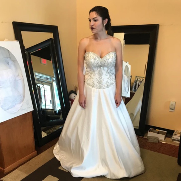 Alfred Angelo Disney Jasmine Bridal 222 Size 6 Wedding Dress White/Metallic NWT - Picture 2 of 9